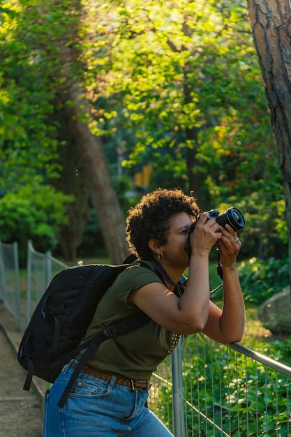 Foto een vrouw maakt een foto met een camera.