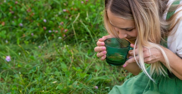 Een vrouw maakt kruiden tinctuur selectieve focus natuur