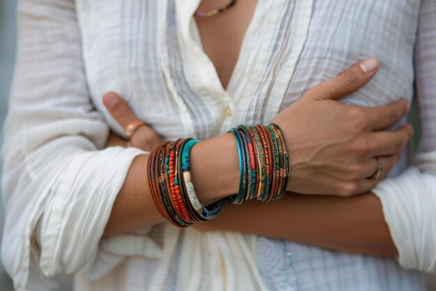 Foto een vrouw met armbanden en een wit hemd.