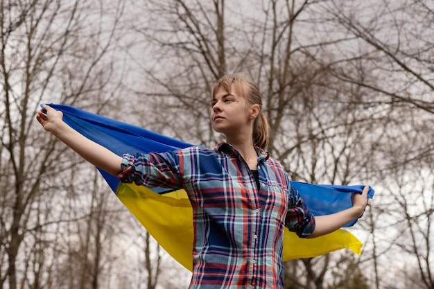 Een vrouw met de vlag van Oekraïne vrijheid van Oekraïne Rusland's agressie