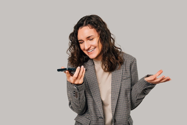 Een vrouw met een afstandsbediening in haar hand