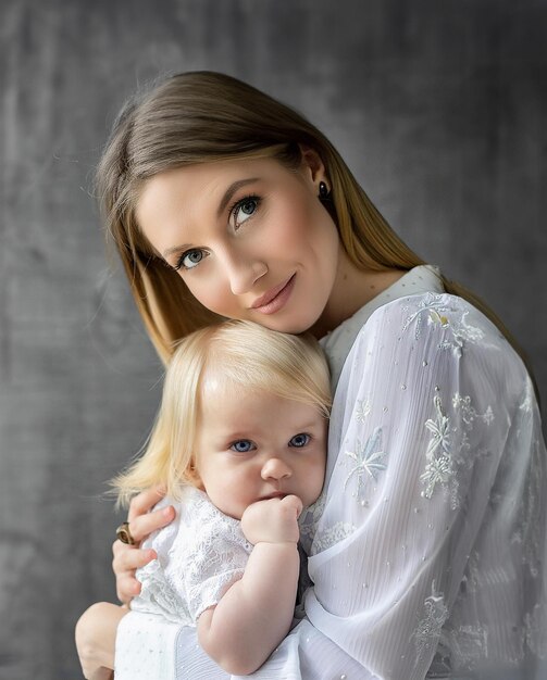 een vrouw met een baby en een foto van een baby