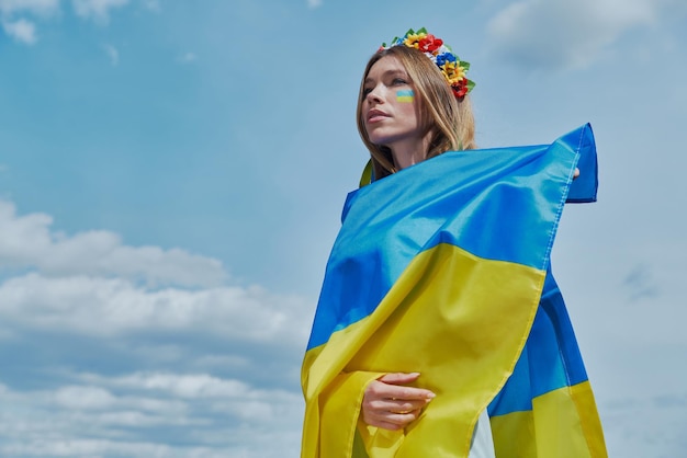 een vrouw met een blauwe en gele vlag op haar hoofd