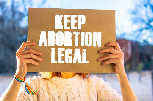 Een vrouw met een bord voor de legalisering van abortus Protest om abortus niet illegaal te maken in de Verenigde Staten prochoice prolife