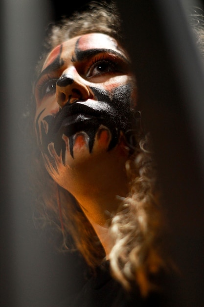 Een vrouw met een Halloween-make-up die wegkijkt