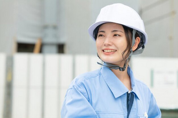 een vrouw met een helm en een helm met een kinband