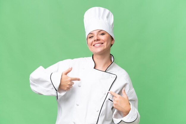 Een vrouw met een koksmuts wijst met haar vingers naar de camera.