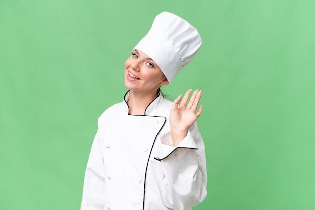 Een vrouw met een koksmuts zwaait met haar hand en zwaait met haar hand.