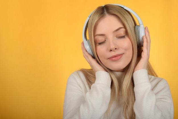 Een vrouw met een koptelefoon op haar hoofd