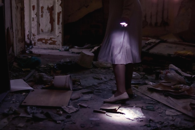 Een vrouw met een lantaarn in een verlaten donker huis Een detective op de plaats delict Noir