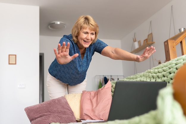 Foto een vrouw met een laptop zit op de bank