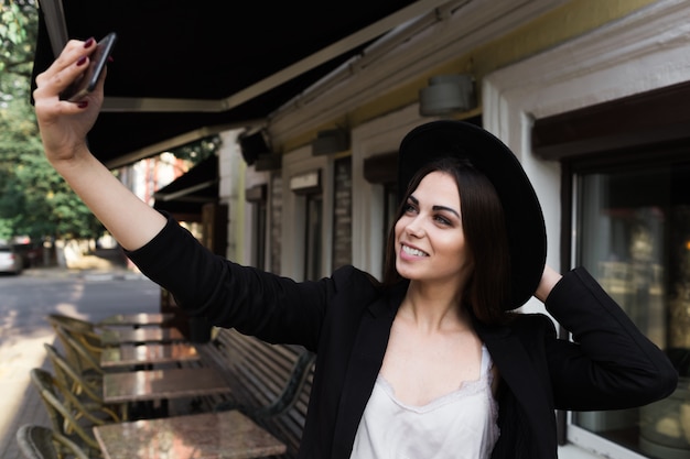 Een vrouw met een mobiele telefoon