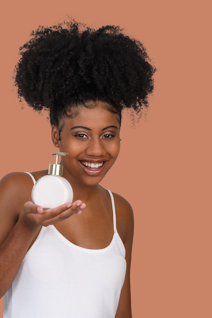 Een vrouw met een pot crème op een chocoladeachtergrond