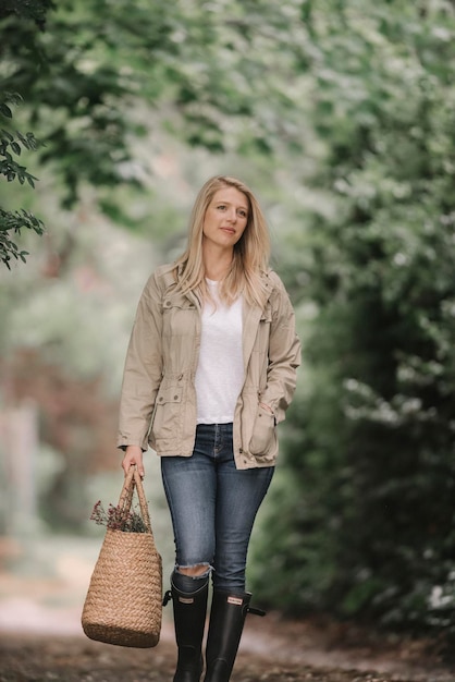 Een vrouw met een rieten mand met bloemen