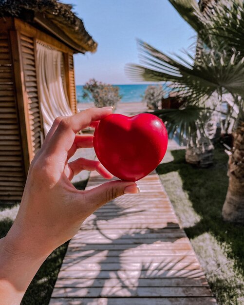 Een vrouw met een rood hart in haar hand