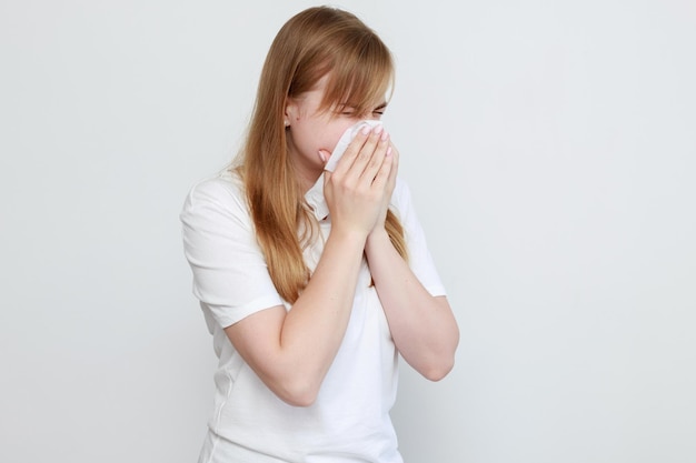 Een vrouw met een servet is ziek op een witte achtergrond