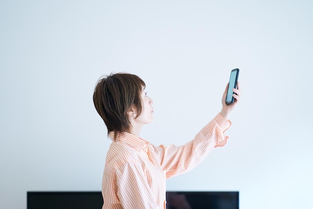 een vrouw met een smartphone