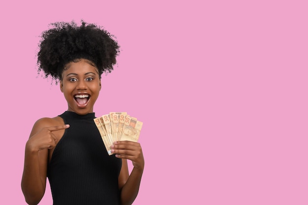 Een vrouw met een stapel bankbiljetten in haar hand