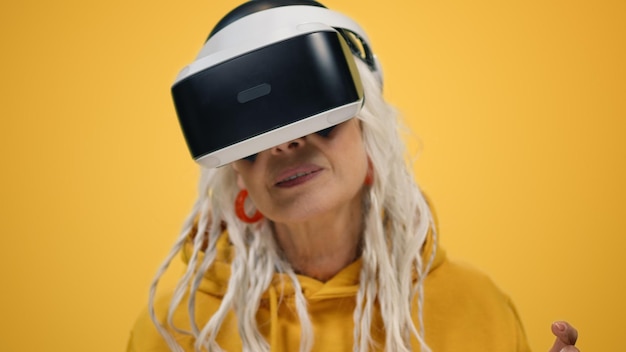 Een vrouw met een virtual reality headset draagt een zwart-witte hoed.