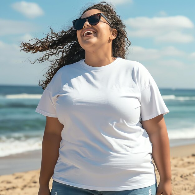 Foto een vrouw met een zonnebril en een wit shirt glimlacht op het strand