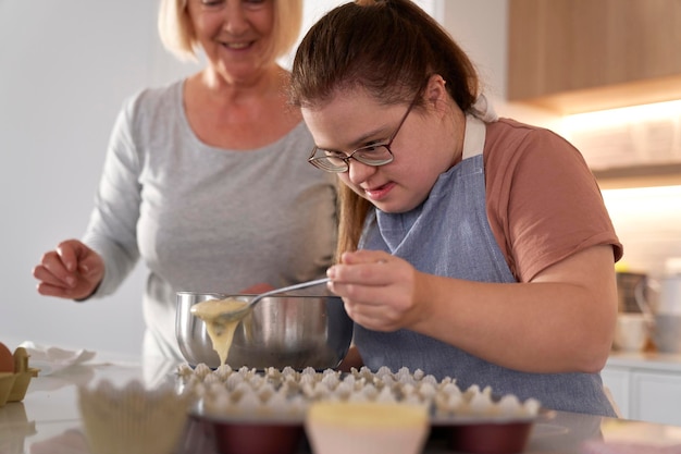 Een vrouw met het syndroom van Down en haar moeder maken zelfgemaakte cupcakes