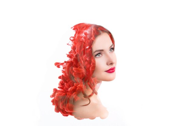 Foto een vrouw met rood haar en een rode jurk met een rode bloem in het midden