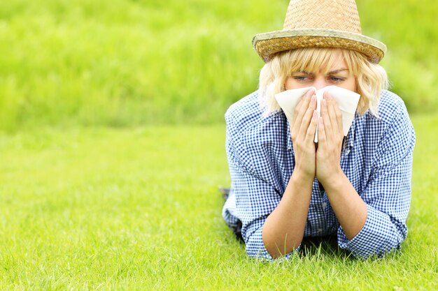 Foto een vrouw met weefsel allergisch voor gras