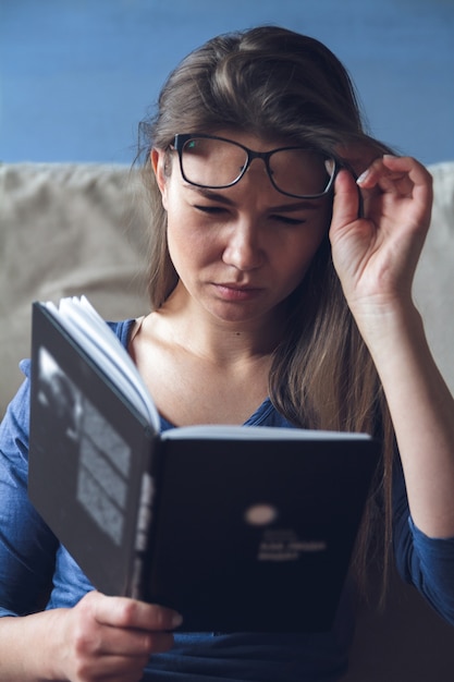 Een vrouw met zichtproblemen ziet slecht door een bril