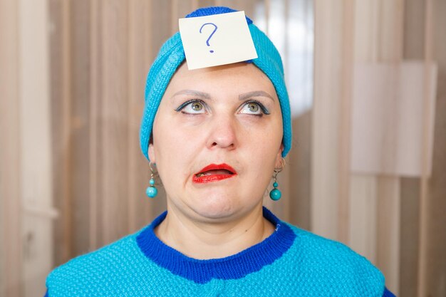 Foto een vrouw moe van gedachten met een emotie op haar gezicht en een vraagteken is op zoek naar een antwoord op een probleem. horizontale foto