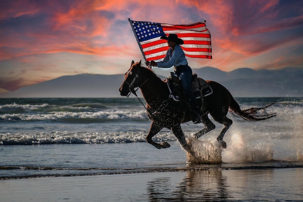 Een vrouw op een paard met een Amerikaanse vlag op de rug