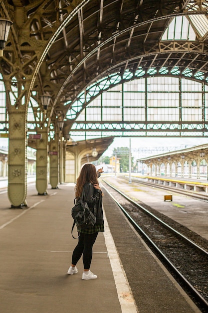 Een vrouw op een retro treinstation