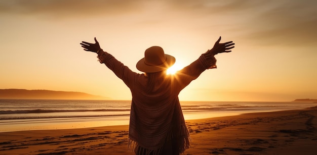 Een vrouw op een strand met haar armen uitgestrekt in de lucht