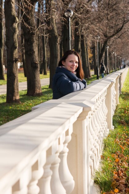 Een vrouw op een wandeling in het park