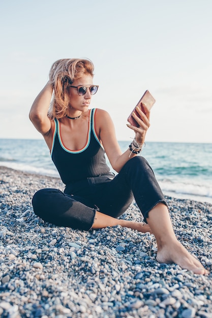 Een vrouw op het strand.