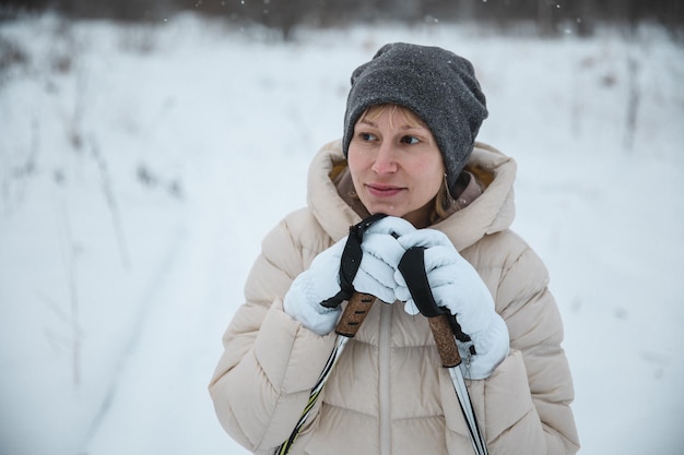 Een vrouw op langlaufen in een winterbos een gezond levensstijlconcept een sportieve levensstijl