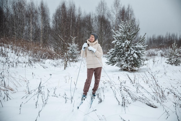 Een vrouw op langlaufen in een winterbos een gezond levensstijlconcept een sportieve levensstijl