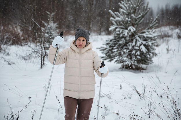 Een vrouw op langlaufen in een winterbos een gezond levensstijlconcept een sportieve levensstijl