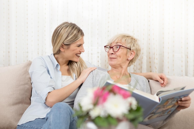 een vrouw praat met een oudere vrouw op een bank