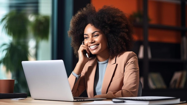 een vrouw praat op een mobiele telefoon en glimlacht met een laptop en een laptop voor haar