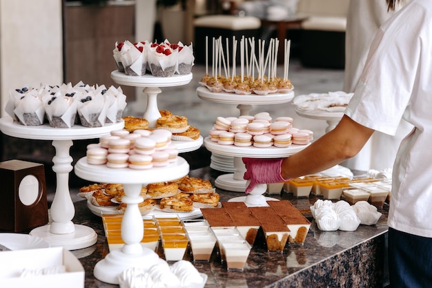 Een vrouw regelt candybar voor bruiloft