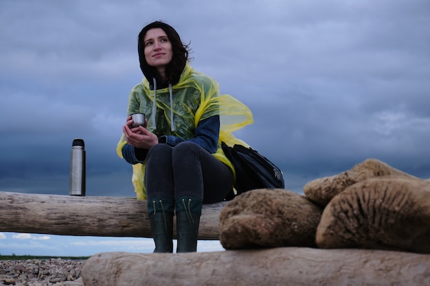 Foto een vrouw rust op de kust