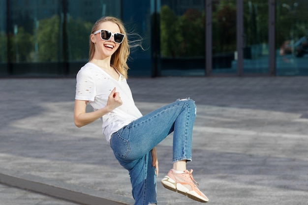 Een vrouw spreekt ja en lacht in de zomer op een zout. emoties