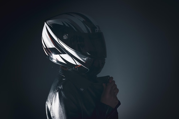 Een vrouw staat in een helm van een motorfiets