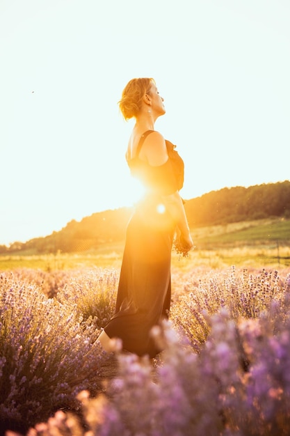 Een vrouw staat in een lavendelveld