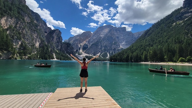 Een vrouw staat op een dok in de Dolomieten, Italië.