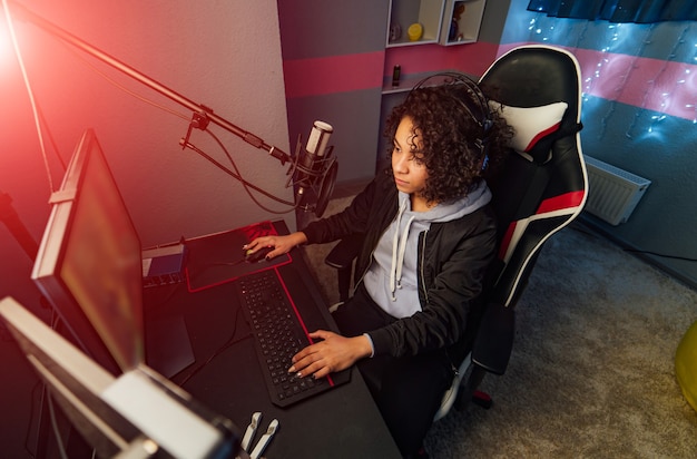 Een vrouw staat voor een microfoon in de uitzendstudio