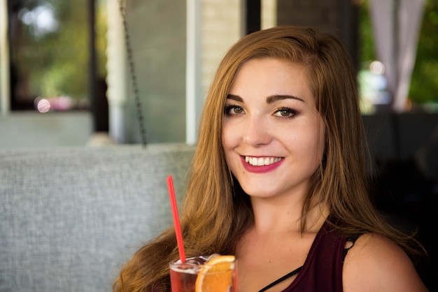 Een vrouw van grote maat die van het leven geniet en limonade drinkt. Een jonge dame met natuurlijke schoonheid. XXL-model.