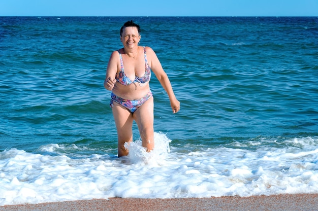 Een vrouw van schuimleeftijd komt uit de zee