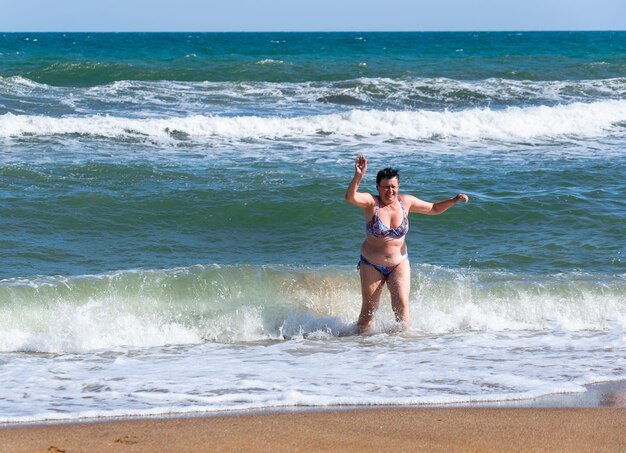 Een vrouw van schuimleeftijd komt uit de zee