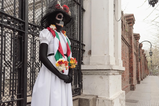 Een vrouw verkleed als La Calavera Catrina traditionele Mexicaanse vrouwelijke skeletfiguur die de dood symboliseert